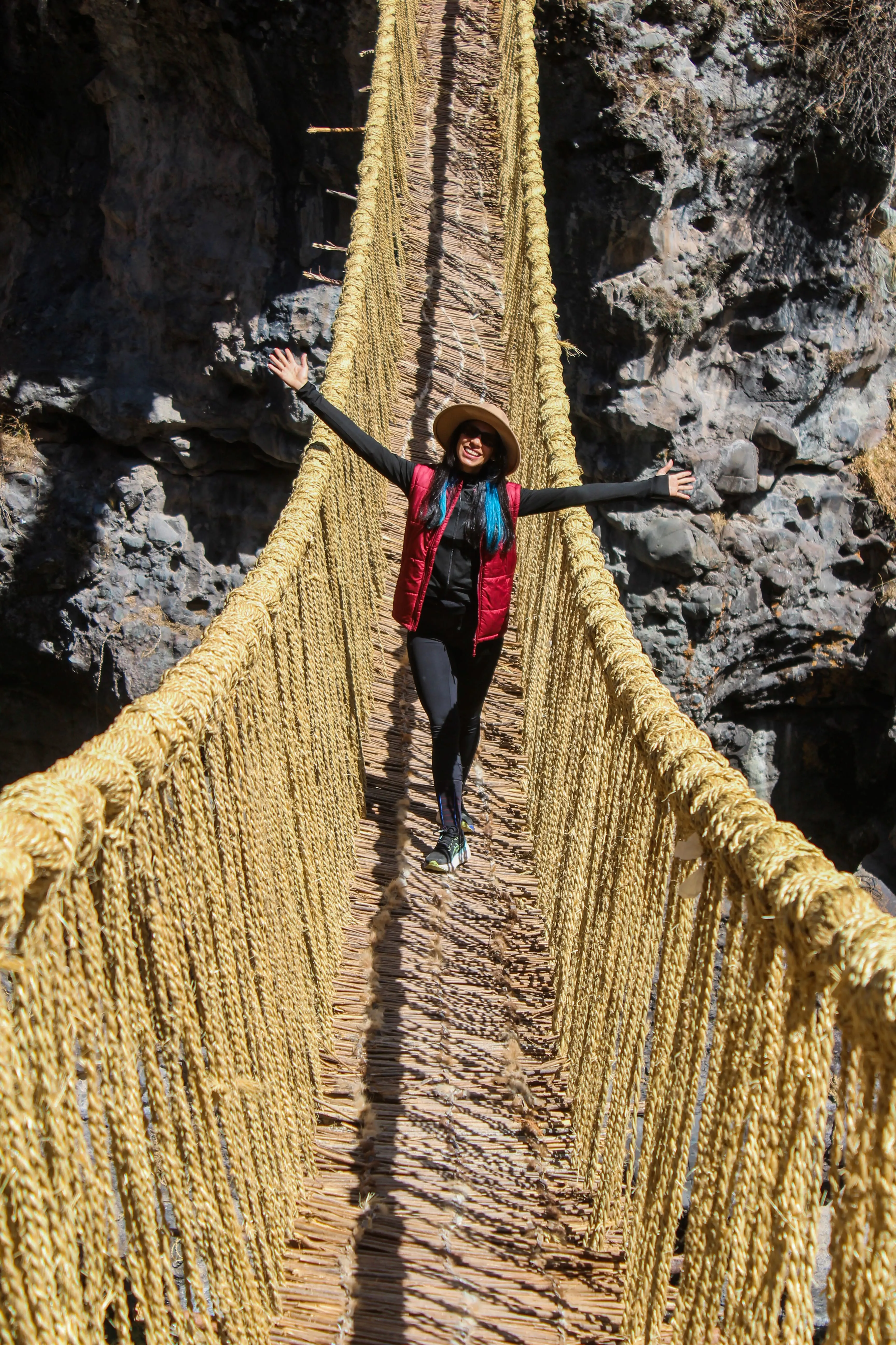 Turista en en el puente antiguo Queswachaca